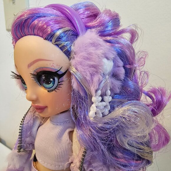 MGA Entertainment Rainbow High Winter Break Violet Willow Doll w/ Outfit 10.5" - Picture 4 of 12